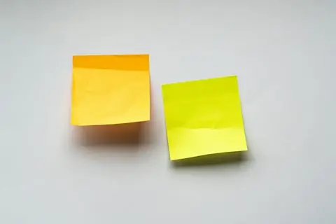 Notas adhesivas de colores organizando ideas en una pared
