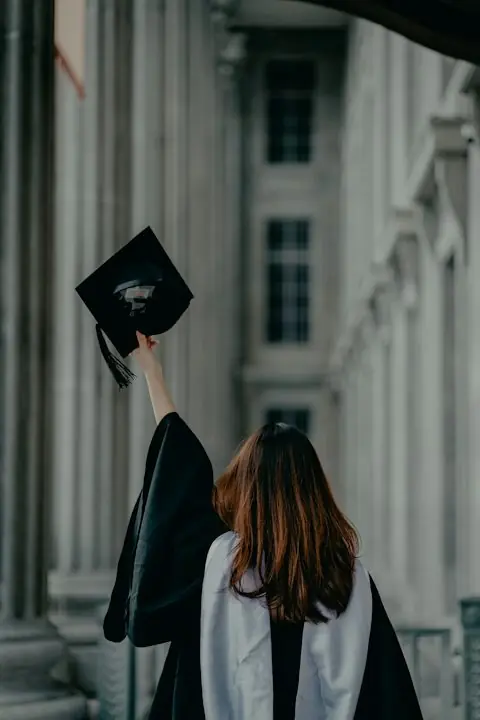 Birrete de graduación sobre un diploma