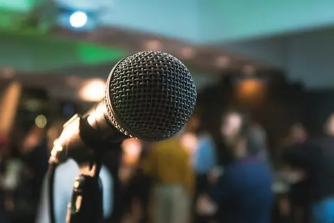Estudiante presentando su proyecto frente a un público