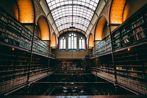 Estantería de biblioteca universitaria con libros
